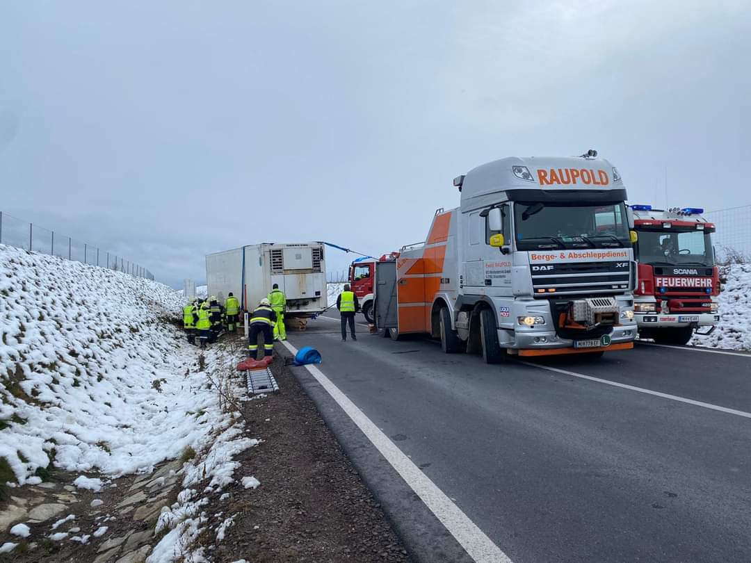 Fahrzeugbergung Lkw Verliert Sattelaufleger